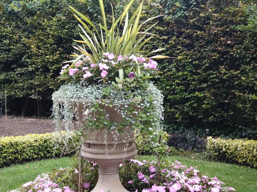 Urnă Ornamentală din Piatră